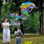 Des bulles de savon géantes au Summer Well Festival en Roumanie